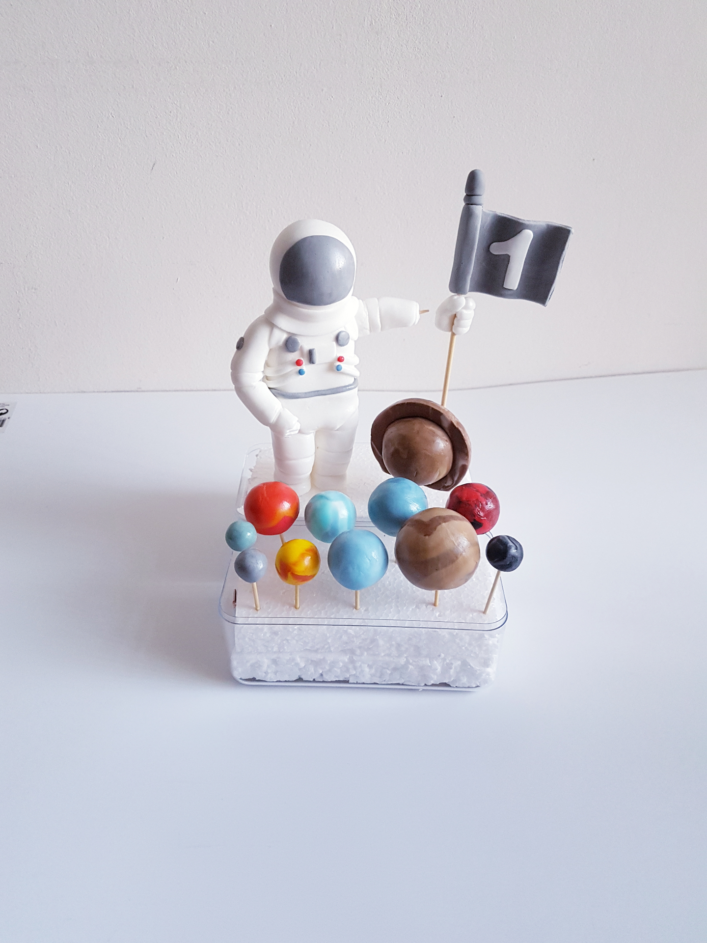 Astronaut taart decoratie met fondant figuren en planeten